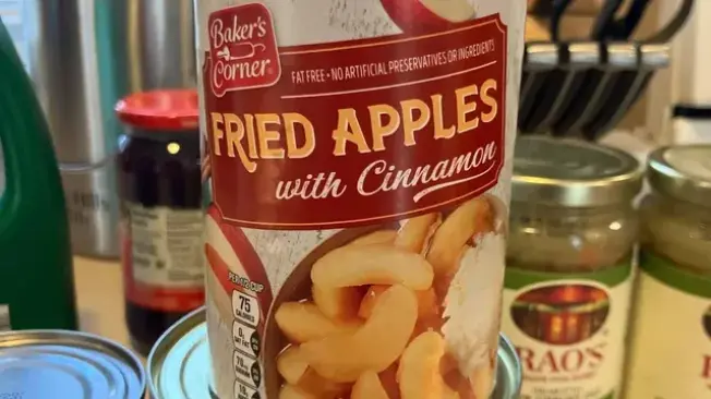 Las manzanas fritas cuestan solo US$2 y son comercializadas en un envase de 400 gramos.