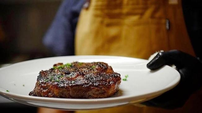 El local que cerrará sus puertas a fin de mes ofrece carnes a las brazas como especialidad.