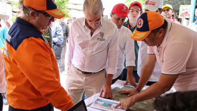 Autoridades coordinaron la entrega de ayudas.