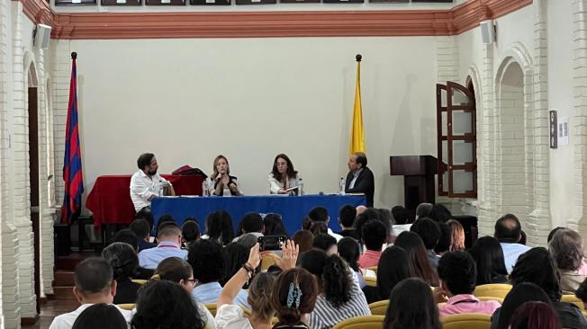 La coordinadora del libro, Catalina Botero Marino (centro) con el director de EL TIEMPO, Andrés Mompotes (derecha).