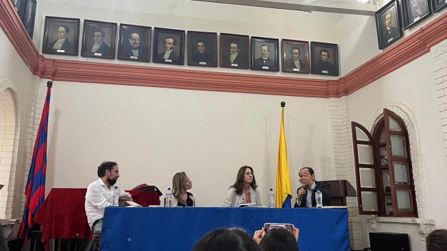 La coordinadora del libro, Catalina Botero Marino (centro) con el director de EL TIEMPO, Andrés Mompotes (derecha).