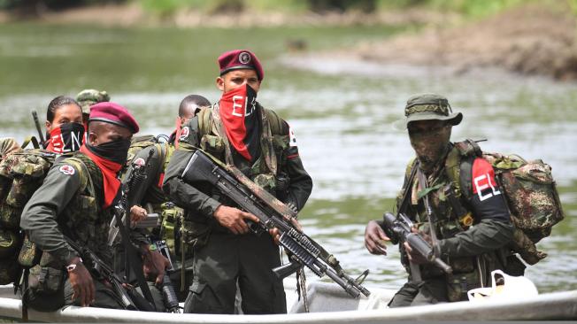 Rebeldes del Ejército de Liberación Nacional (
ELN) patrullan el río Baudó en la provincia de Chocó, Colombia, el 26 de octubre de 2023. En la selva que alberga al grupo guerrillero más poderoso de Colombia, la ley de las armas sigue reinando, a pesar de las negociaciones en curso con el gobierno. (Foto de Daniel Muñoz / AFP)