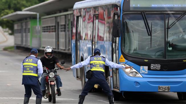 Agentes de Tránsito, acompañados de Policía y Ejército, incrementan los operativos contra cientos de vehículos que a diario invaden el carril del MIO en la ciudad y ponen en peligro a los peatones o a los pasajeros del sistema.