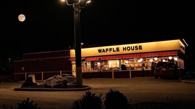 Empleados de Waffle House denuncian a la cadena por no pagarles lo correspondiente.