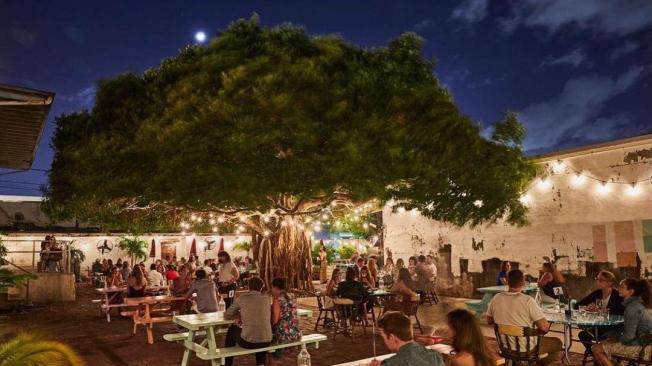 El primer Sunny’s Steakhouse, se destacaba por su propuesta al aire libre bajo la sombre de un gran árbol.