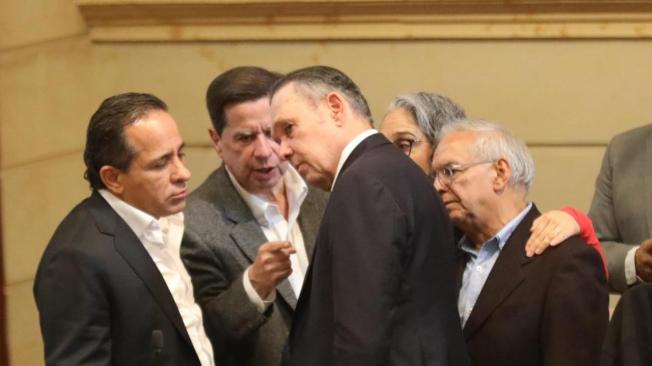 Senadores Efraín Cepeda, Alexander López y María José Pizarro, acompañados de los ministros Juan Fernando Cristo y Ricardo Bonilla, en Comisiones económica conjuntas de Senado y Cámara, en el salón elíptico del Congreso, en el debate sobre presupuesto nacional del 2025.
