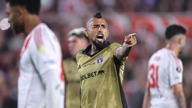 Arturo Vidal de Colo Colo reacciona este martes, en el partido de vuelta de los cuartos de final de la Copa Libertadores entre River Plate y Colo Colo.