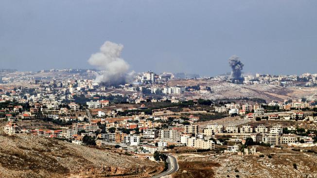 Nube de humo durante un ataque aéreo israelí en la zona de Haboush, en el sur de Líbano.