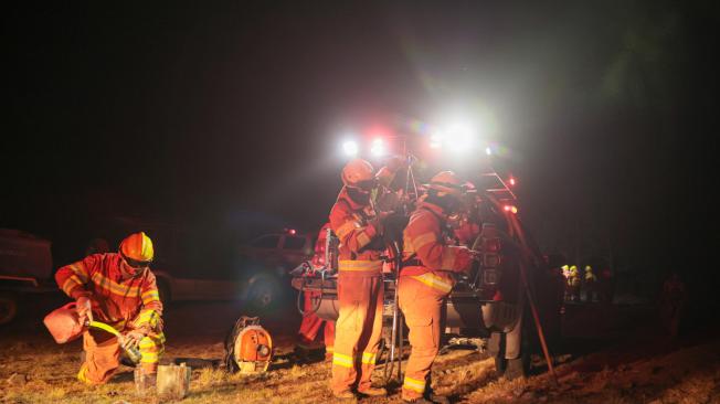 AME1702. CÓRDOBA (ARGENTINA), 23/09/2024.- Un grupo de bomberos se alista para combatir un incendio forestal este lunes, en Intiyaco en las cercanías de Villa Berna, provincia de Córdoba (Argentina). EFE/ STR