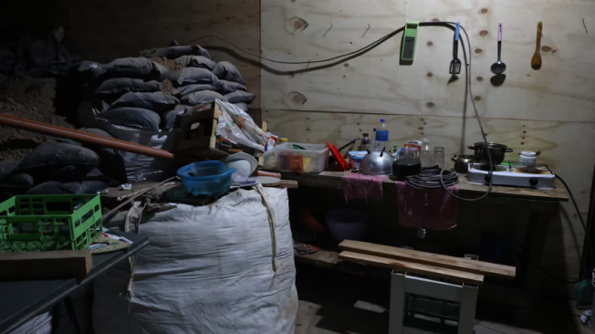 La banda también dejó atrás alimentos como latas de atún y morrones listos para cocinar.