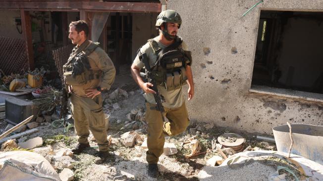 Equipos de emergencia israelíes inspeccionan el lugar de un ataque con cohetes, disparados desde Líbano, en el kibutz Saar.