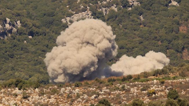 Ataque aéreo israelí contra la zona de Yabal al-Rihan, en la provincia de Yezzine, en el sur del Líbano.