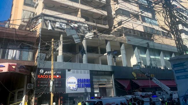 Edificio atacado por la aviación israelí en los suburbios del sur de Beirut.