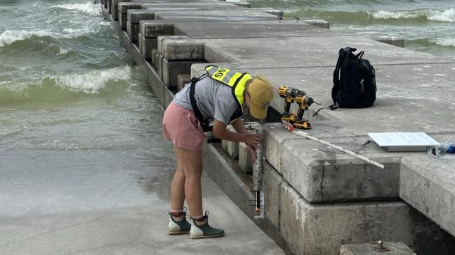 USA7265. LONG BOAT KEY (FL, EEUU), 26/09/2024.- Fotografía cedida por el Servicio Geológico de Estados Unidos (USGS) donde aparece Julie Hobbs, técnica hidrológico del servicio, instalando un sensor de olas antes de la llegada del huracán Helene este miércoles, en Long Boat Key, Florida (Estados Unidos). El huracán Helen se fortaleció durante la mañana de este jueves hasta casi alcanzar la categoría 3 en la escala Saffir-Simpson y mientras prosigue su avance hacia Florida, informó el Centro Nacional de Huracanes (NHC, en inglés) de EE.UU. EFE/ Julie Hobbs / USGS / SOLO USO EDITORIAL/ SOLO DISPONIBLE PARA ILUSTRAR LA NOTICIA QUE ACOMPAÑA (CRÉDITO OBLIGATORIO)