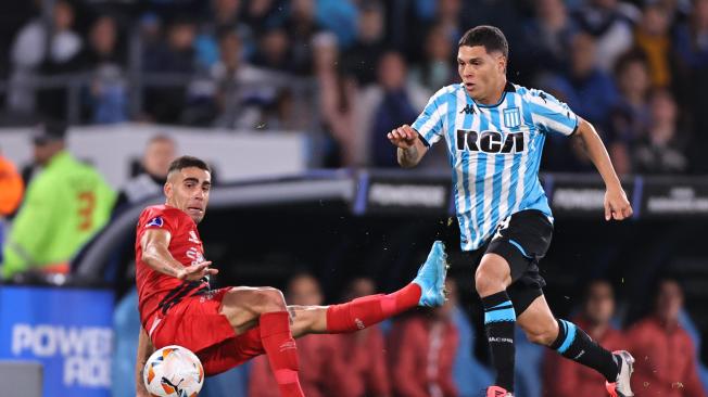 Juan Fernando Quintero (d) de Racing disputa un balón con Gabriel Girotto Franco de Paranaense este jueves, en el partido de vuelta de cuartos de final de la Copa Sudamericana entre Racing y Paranaense en el estadio Presidente Perón en Avellaneda (Argentina). EFE/ Juan Ignacio Roncoroni