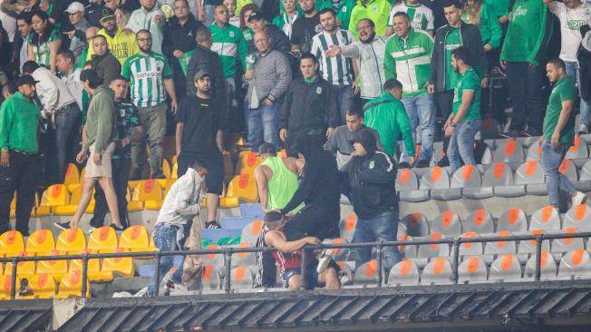 Disturbios en las tribunas del Atanasio Girardot.