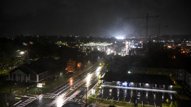 Una calle desierta mientras llueve intensamente antes de que el huracán Helene toque tierra en Tallahassee, Florida.
