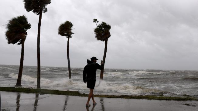 Bahía de Tampa mientras el huracán Helene se agita mar adentro.