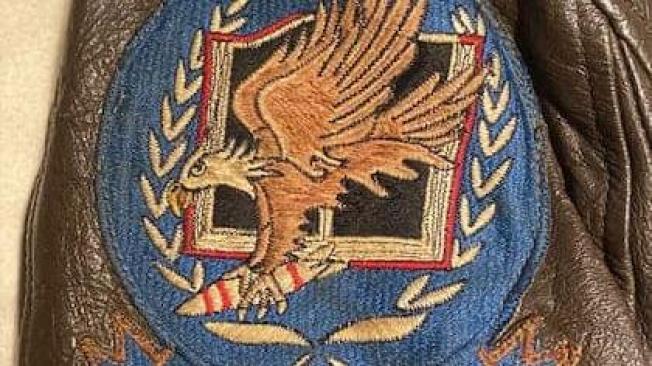 En la campera bordada se puede apreciar el escudo del Escuadrón VA-122.