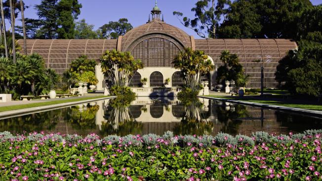 El Balboa Park se destaca por sus enormes jardines y grandes parques.