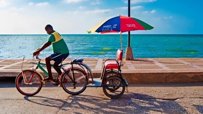 Bicitaxi sobre el malecón de Tolú.