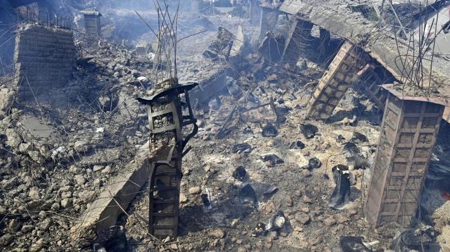 Edificio dañado en el lugar de un ataque aéreo israelí en Choueifat, al sureste de Beirut.