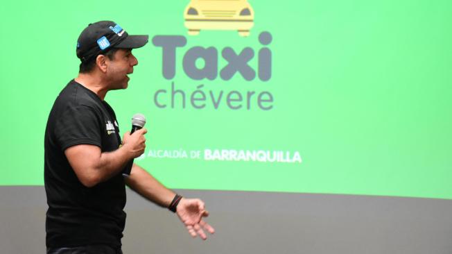 El alcalde Alejandro Char presentando el programa Taxi Chevre.