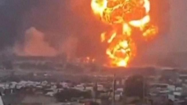 Explosión tras ataques sobre la ciudad portuaria yemení de Hodeida.