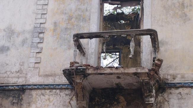 Balcones en ruinas de un edificio del Centro de la ciudad.