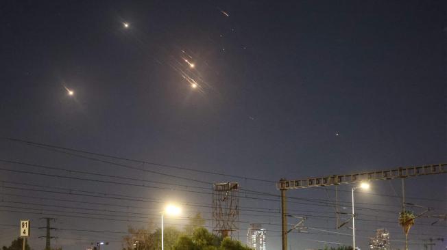 Esta imagen muestra proyectiles interceptados por Israel sobre Tel Aviv el 1º. de octubre de 2024.