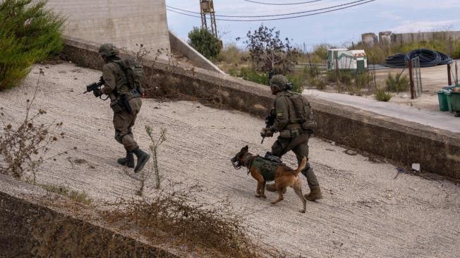 Miembros de la brigada de paracaidístas del Ejército israelí avanzan por el sur de Líbano este miércoles. El Ejército israelí ordenó este miércoles la evacuación de más de una veintena de pueblos del sur de Líbano, ubicados a unos 20 kilómetros de la frontera, al tiempo que anunció el envío de más soldados a la zona. EFE/ IDF - SOLO USO EDITORIAL/SOLO DISPONIBLE PARA ILUSTRAR LA NOTICIA QUE ACOMPAÑA (CRÉDITO OBLIGATORIO) -