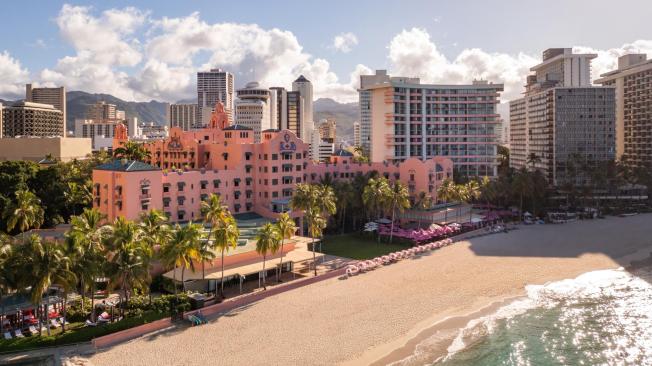 El hotel es famoso por su fachada rosa.