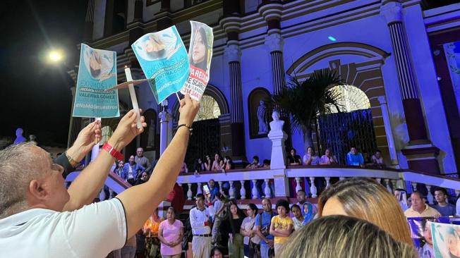 Velatón en apoyo a Valentina Gómez