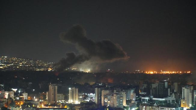 El humo se eleva desde el lugar de un ataque aéreo israelí que tuvo como objetivo un barrio en el suburbio sur de Beirut.