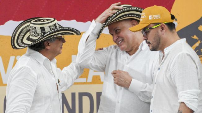 El presidente Gustavo Petro y el exlíder paramilitar Salvatore Mancuso.
