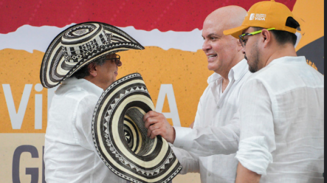El presidente Gustavo Petro y el exjefe paramilitar Salvatore Mancuso.