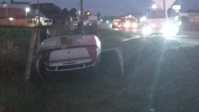 El vehículo se volcó por un objeto abandonado en la vía.
