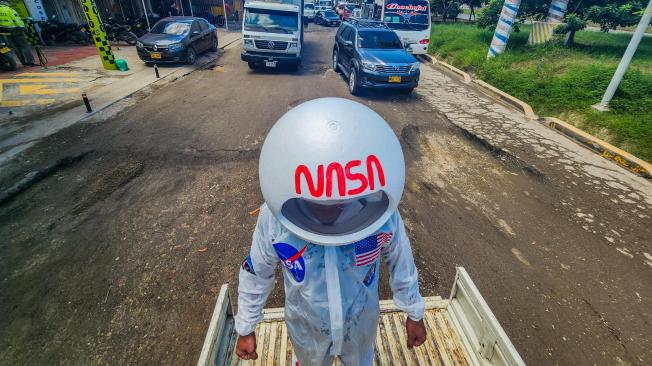 PROTESTA COMO ASTRONAUTA POR MAL ESTADO DE VÍA