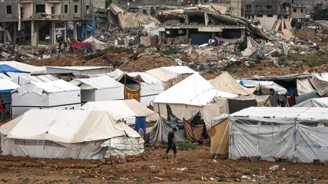 Tiendas de campaña levantadas cerca de edificios destruidos en el centro de la Franja de Gaza.