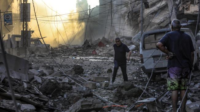 Residentes comprueban la destrucción tras un ataque israelí contra el barrio de Mreijeh, en los suburbios del sur de Beirut.