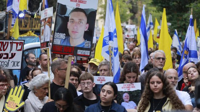 Familiares y amigos de los rehenes israelíes protestan frente a la residencia del primer ministro Benjamin Netanyahu en Jerusalén.