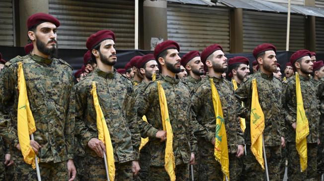 Combatientes de Hezbollah asisten al funeral de los comandantes de Hezbollah Ibrahim Akil y Mahmoud Hamad, Líbano, el 22 de septiembre de 2024.