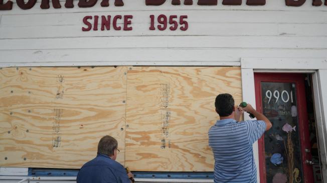 Residentes toman medidas en Florida antes del paso del huracán Milton.