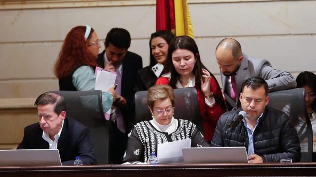 Juan Fernando Cristo, Gloria Inés Ramírez y Jaime Raúl Salamanca en el debate de la reforma laboral en la plenaria de la Cámara de Representantes.
