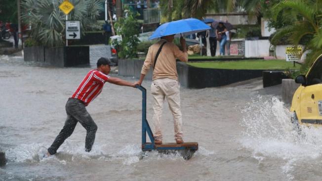 Las lluvias en Barranquilla afectan la moviidad de las personas.