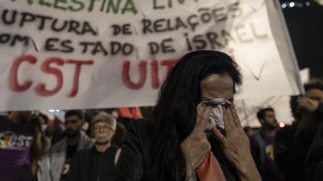 Manifestantes se movilizan a favor de Palestina, con motivo del primer año de la guerra entre Israel y Palestina, este martes en la Avenida Paulista, en el centro de la ciudad de São Paulo (Brasil). EFE/ Isaac Fontana
