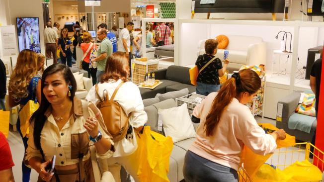 La tienda Ikea estuvo colmada de gente durante su apertura.
