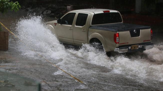 La Vía 40 se inundó, producto de un aguacero que duró aproximadamente dos horas.