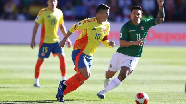 James Rodríguez lucha con Carmelo Algarañaz.