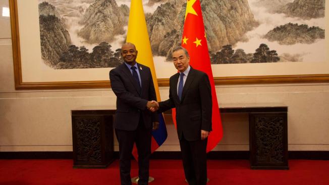 Luis Gilberto Murillo y Wang Yi, ministros de Relaciones Exteriores de Colombia y China.